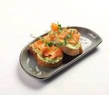 Брускетта с лососем