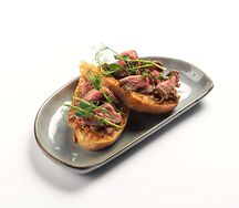 Брускетта с ростбифом