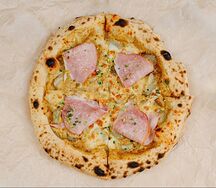 Пицца с грибным соусом, картофелем и тамбовским окороком