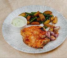 Стейк из цыпленка с картофелем беби и фасолью