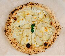 Груша и монтблю