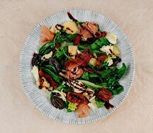 Салат с вялеными томатами и прошутто