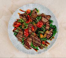 Салат с говядиной и печеными овощами