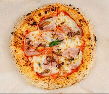 Пицца с ветчиной и грибами