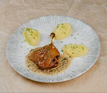 Утиная ножка конфи с картофельным пюре и соусом из белых грибов