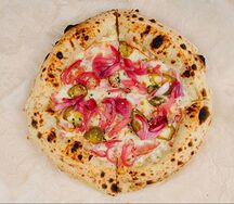 Пицца с беконом, халапеньо и красным луком