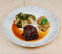 Говяжья щека с соусом Деми Гласс и киноа