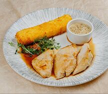 Куриная грудка с полентой и соусом из белых грибов