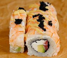 Ролл с креветкой и соусом Манго