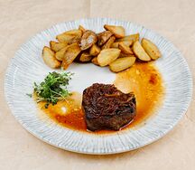 Говяжье филе с картофелем беби и карамелизированным луком