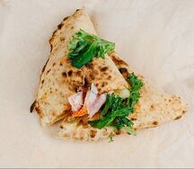 Пицца-кальцоне с тамбовским окороком, пепперони и беконом