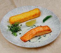 Стейк из семги со шпинатным соусом