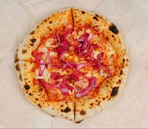 Пицца с соусом болоньезе и беконом