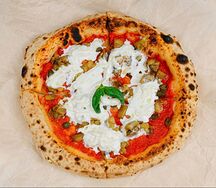 Пицца с сыром страчателла и баклажанами