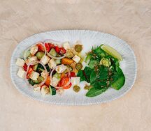 Овощной салат с фетой и соусом песто