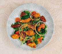 Салат с креветками и заправкой цитрусовый чили