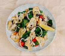 Салат с жаренным судаком и томатами