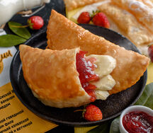 Чебурек с клубникой и бананом