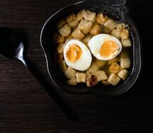 Бульон с гренками и яйцом
