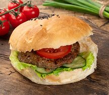 Бургер с говяжьей котлетой