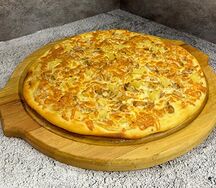 Пицца с курицей и ананасом