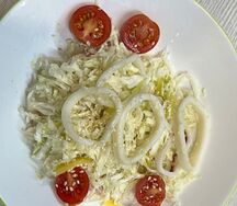 Салат с кальмарами