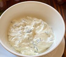 Сметана с чесноком и зеленью