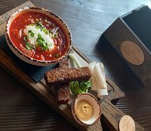 Борщ с салом, гренками и горчицей