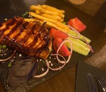 Cвинoй стейк с картофелем Айдахо 