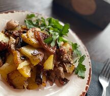 Картофель с мясом на сковороде