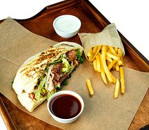 Курица в лепешке с картофелем фри