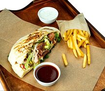 Свинина в лепешке с картофелем фри