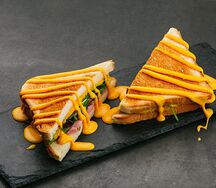 Сэндвич с ветчиной и сыром чеддер