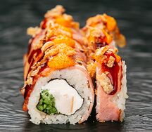 Ролл с беконом, копчёной курицей и соусом спайси