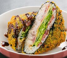 Онигири с курицей и беконом