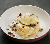 С курицей, ананасом и грецким орехом