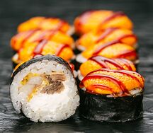 Ролл запечённый с тилапией и томаго