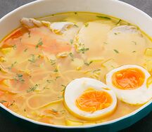 Домашняя лапша с курочкой и нежным яйцом