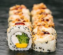 Запечённый ролл с копчёной курицей, перечным соусом и луком фри