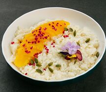 Рисовая каша с манго, семенами тыквы