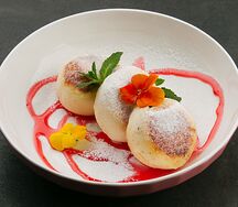 Творожные сырники с клубничным топпингом