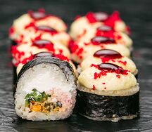 Ролл запечённый с мидиями и крабом