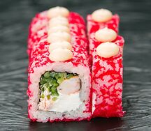 Ролл с крабом креветкой и сливочным сыром