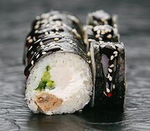 Ролл с томаго соусом унаги и креветкой