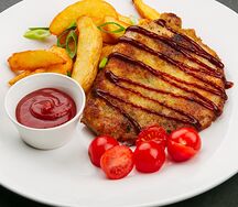 Cвинoй шницель с соусом барбекю и картофелем по-деревенски