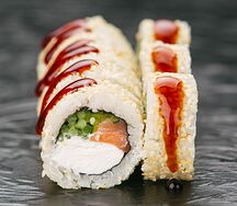 Ролл с лососем, сливочным сыром и соусом унаги