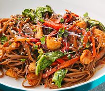 Соба с курицей в соусе кимчи