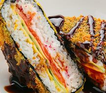 Онигири с креветками и лососем