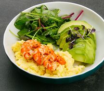 Скрэмбл с тигровыми креветками и авокадо