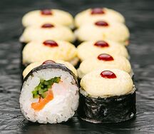 Ролл с тигровой креветкой, лососем и сливочным сыром